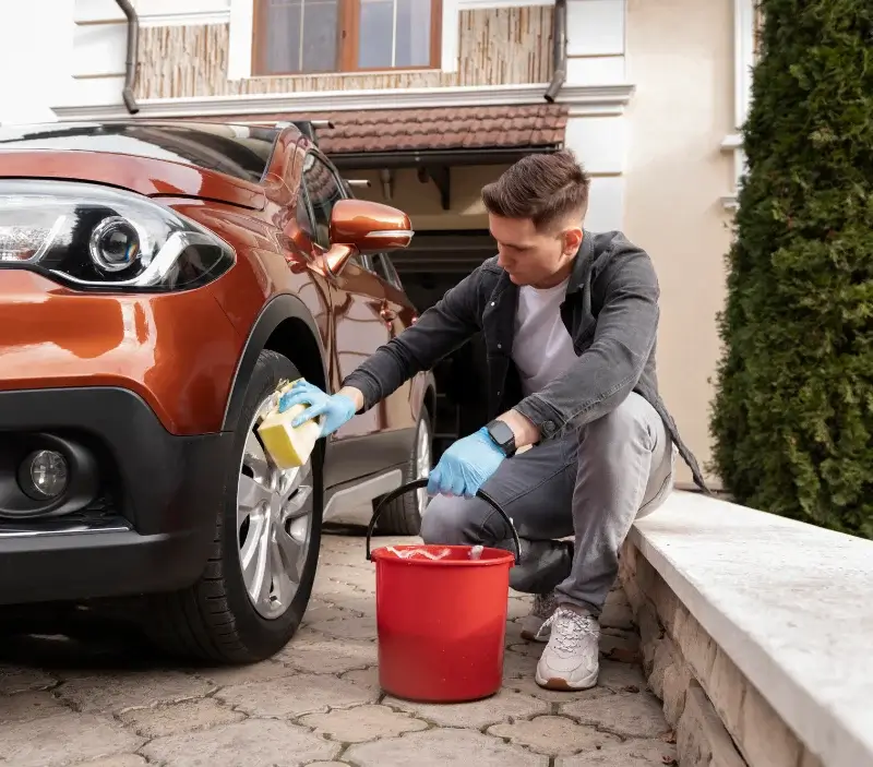 Lavage auto à domicile Coulouvray-Boisbenâtre : professionnel intervenant sur un véhicule